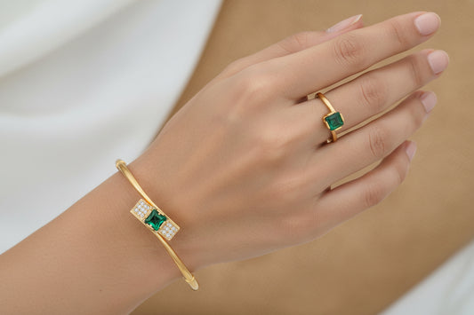 HIGH GOLD PLATED BRACELET WITH SPECIAL GREEN STONE